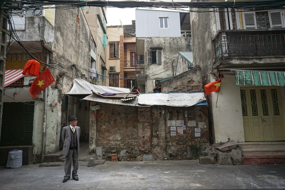 
Nhiều con phố gần như không người qua lại, chỉ thấy những người già đóng bộ ngay ngắn để đi chúc Tết.
