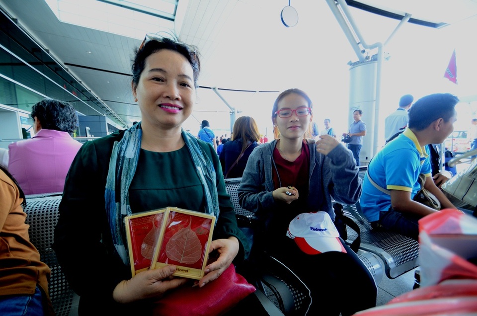 Tặng lá bồ đề cho du khách xuất hành đầu năm - 3 Chiếc lá bồ đề được thỉnh về từ Bồ Đề Đạo Tràng (Bodhgaya – Ấn Độ) như lời chúc phúc vạn sự như ý, gia đạo bình an.