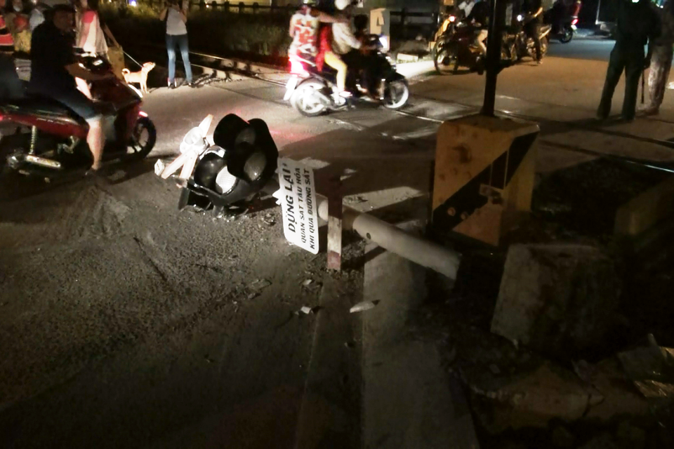Tàu hỏa kéo gãy cột điện, 2 người đi xe máy bị ảnh hưởng - 3 Đèn báo hiệu đường sắt cũng bị quật ngã theo