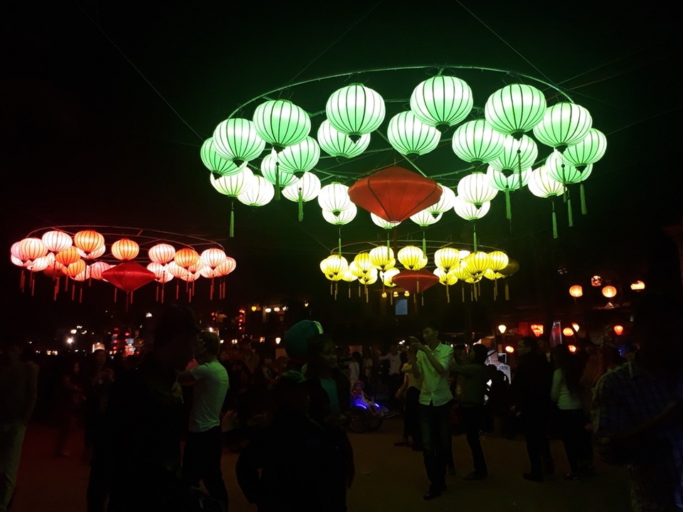 Rất đông người dân và du khách rất hào hứng với các tác phẩm nghệ thuật đèn lồng ở vườn tượng An Hội