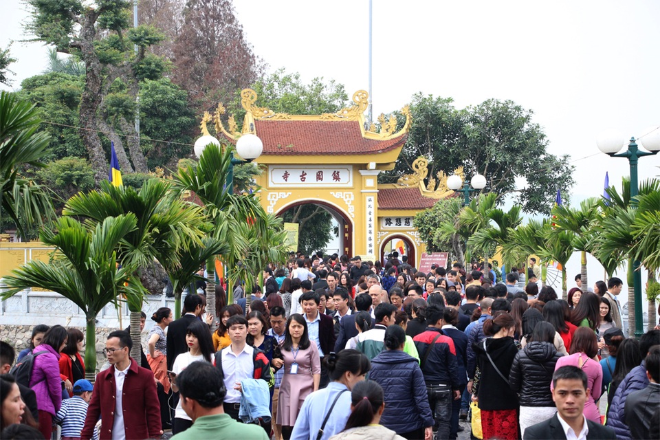Người Hà Nội tấp nập đi chùa, đường phố ùn tắc kéo dài - 10 Người Hà Nội tấp nập đi chùa, đường phố ùn tắc kéo dài - 10