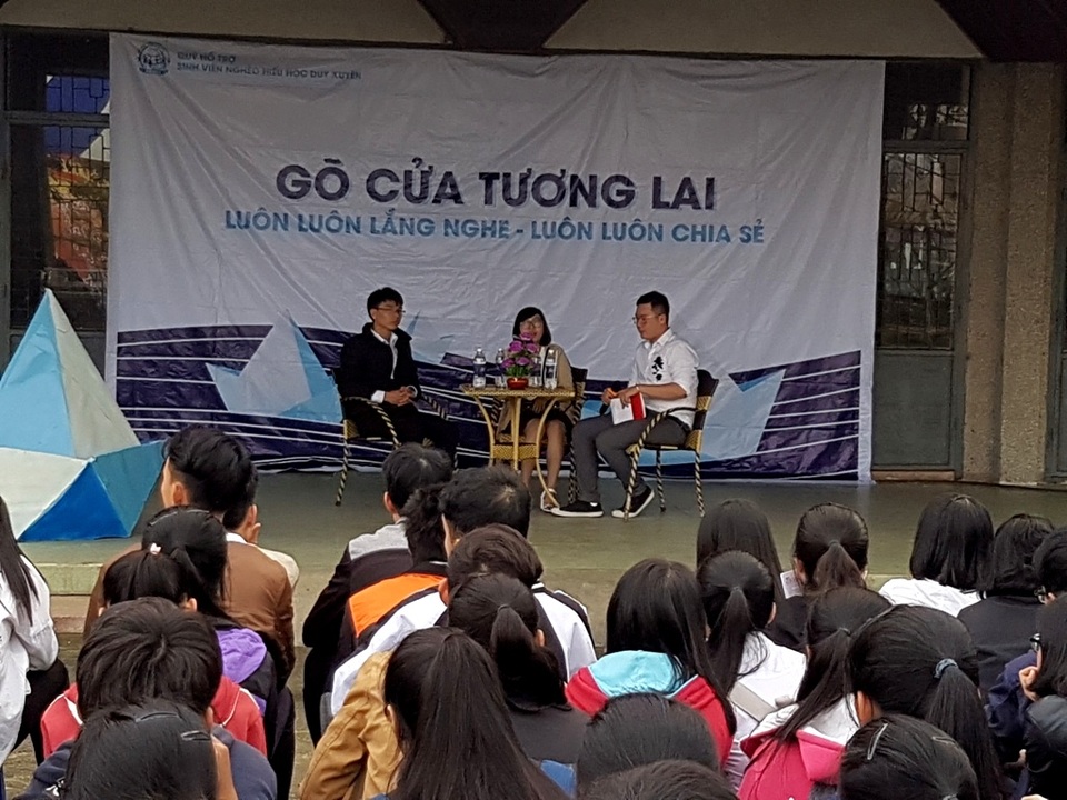 Các sinh viên chia sẻ những kinh nghiệm cho các em học sinh