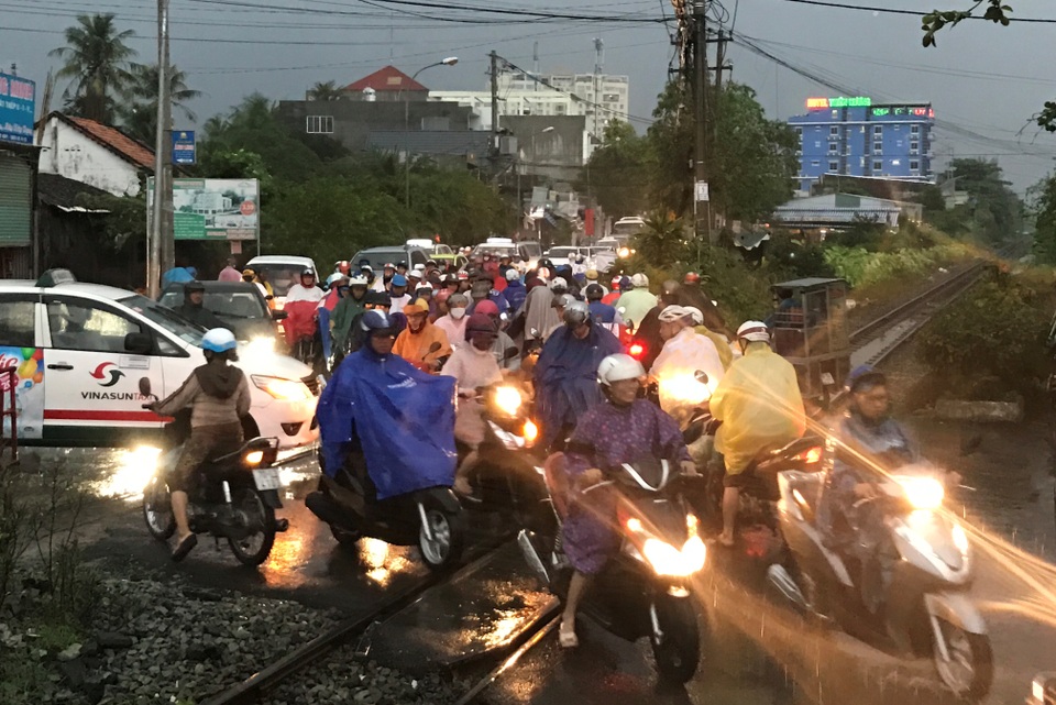 Mưa trái mùa cực lớn, kéo dài nhiều giờ chiều mùng 6 Tết ở Sài Gòn - 14 Nhiều tuyến đường bị kẹt nặng trong cơn mưa cực lớn chiều tối mùng 6 Tết.