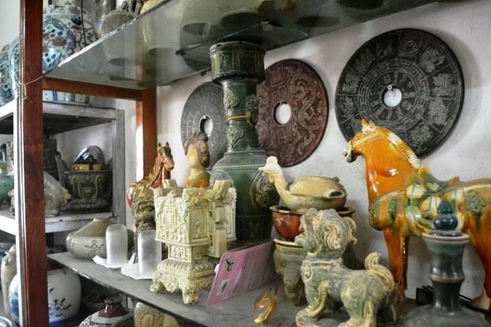 Bộ sưu tập vô giá của "Vua đồ cổ" đất Ninh Bình - 3 Còn hiện tại, ông Dần đang sở hữu gần 1.000 cổ vật được cho là quý hiếm, có một không hai. Thậm chí, một số cổ vật được giới chơi đánh giá là “bảo vật quốc gia”. “Đồ cổ có nhiều chất liệu như đồng, đá, gốm men... mỗi thứ đều có giá nhất định. Tuy nhiên, tôi không quan trọng chất liệu nào, mà chỉ quan tâm đến giá trị thẩm mỹ và lịch sử của nó”, ông Dần chia sẻ.