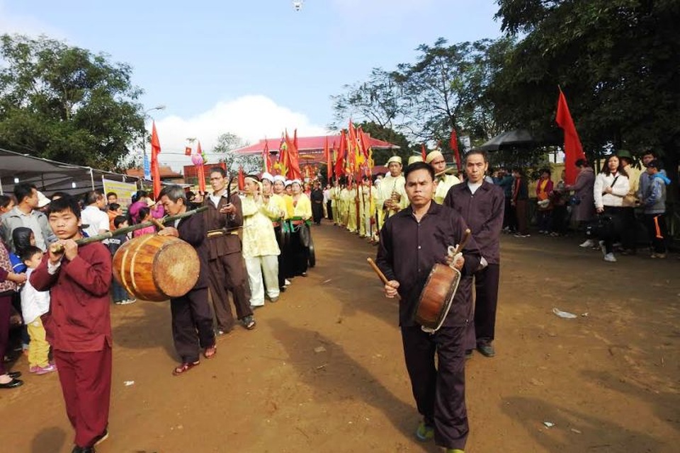 Rộn ràng lễ khai hạ Mường Bi - 2 Các nghi lễ trong lễ hội được phục dựng đầy đủ nên được thực hiện một cách nghiêm trang và thành kính.