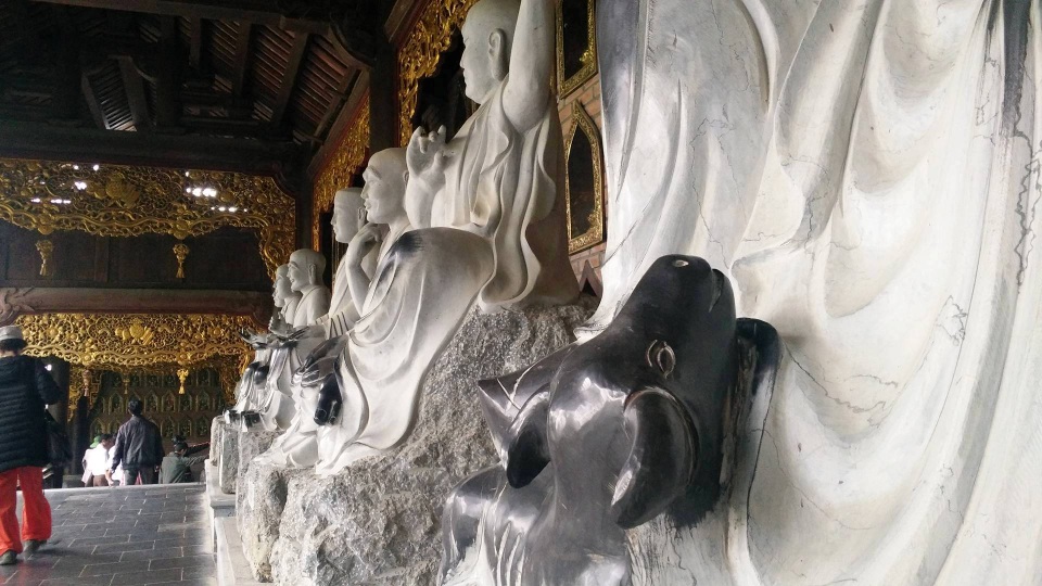 Nhiều con vật đứng bên phật cũng bị sờ mòn, chuyển màu đen ngòm. Theo ghi nhận của PV Dân trí, khoảng 500 bức tượng La Hán ở hai bên hành lang chùa Bái Đính không có bức tượng nào là không bị sờ mòn, chuyển màu.