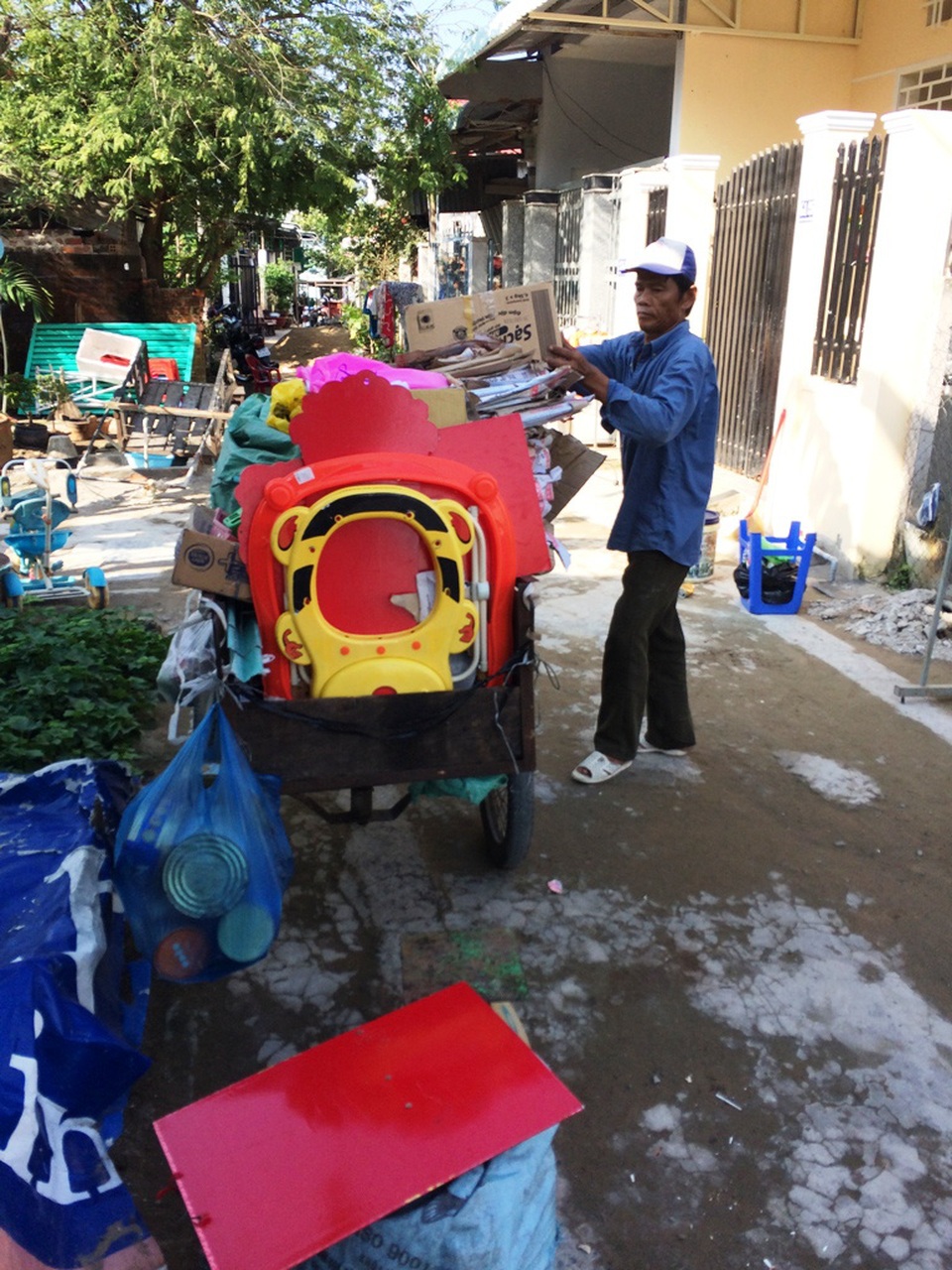 
Chỉ cần vào 1, 2 con hẻm thì những chiếc xe mua ve chai đều đầy ắp thế này
