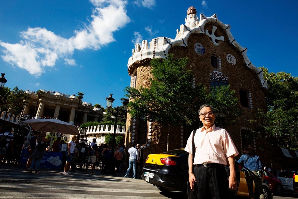Từ những công trình của Gaudi ở Catalan nhớ nghệ thuật khảm sành sứ xứ Huế - 2 Công viên Guell với nghệ thuật khảm sành sứ rất đặc trưng.