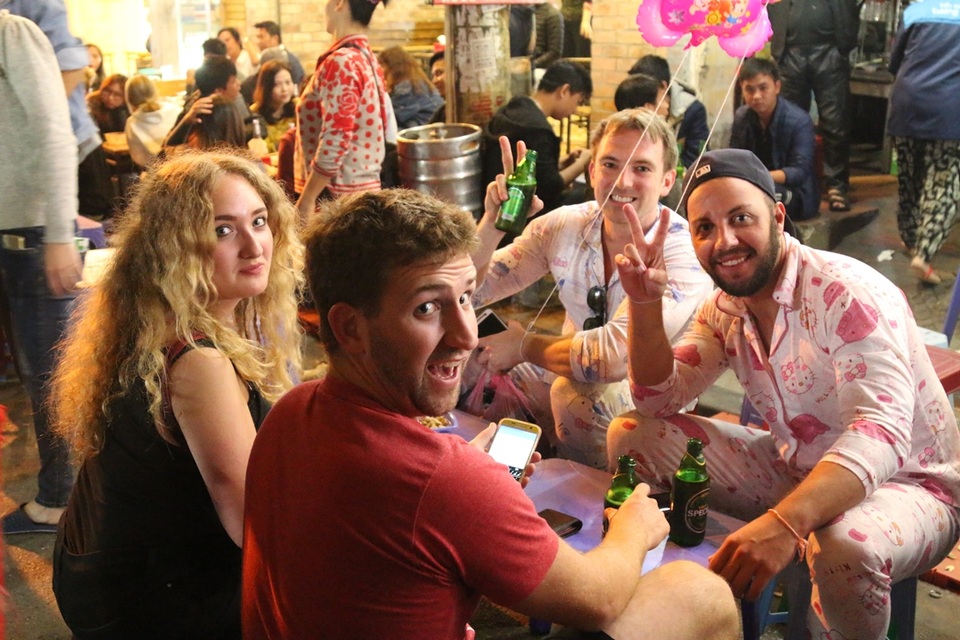 Giới trẻ, du khách Tây du xuân thưởng thức ẩm thực Hà Thành - 1 
Nhiều du khách nước ngoài cũng thích thú khi ở những con phố ăn vặt của Việt Nam.