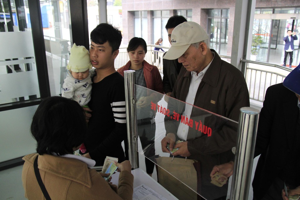 Ngày đầu bán vé xe buýt nhanh, hành khách vẫn nêm chật cứng - 2 Nhiều người vẫn bỡ ngỡ với việc thu phí xe buýt nhanh