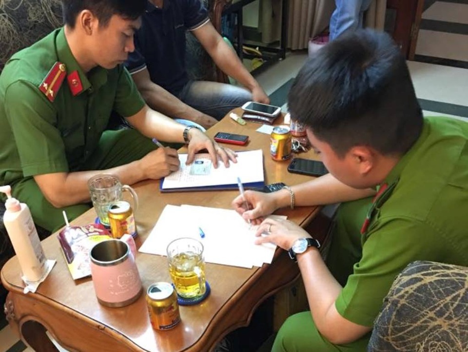 Nhiều vụ trộm tiền tỷ trong dịp Tết Đinh Dậu - 3 Công an lấy lời khai một vụ trình báo mất trộm ở quận 7