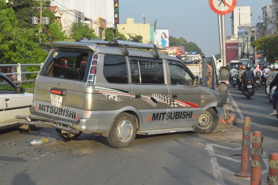 Ô tô tông hàng loạt xe máy, 3 người bị thương - 3 Chiếc ô tô gây tai nạn tại hiện trường