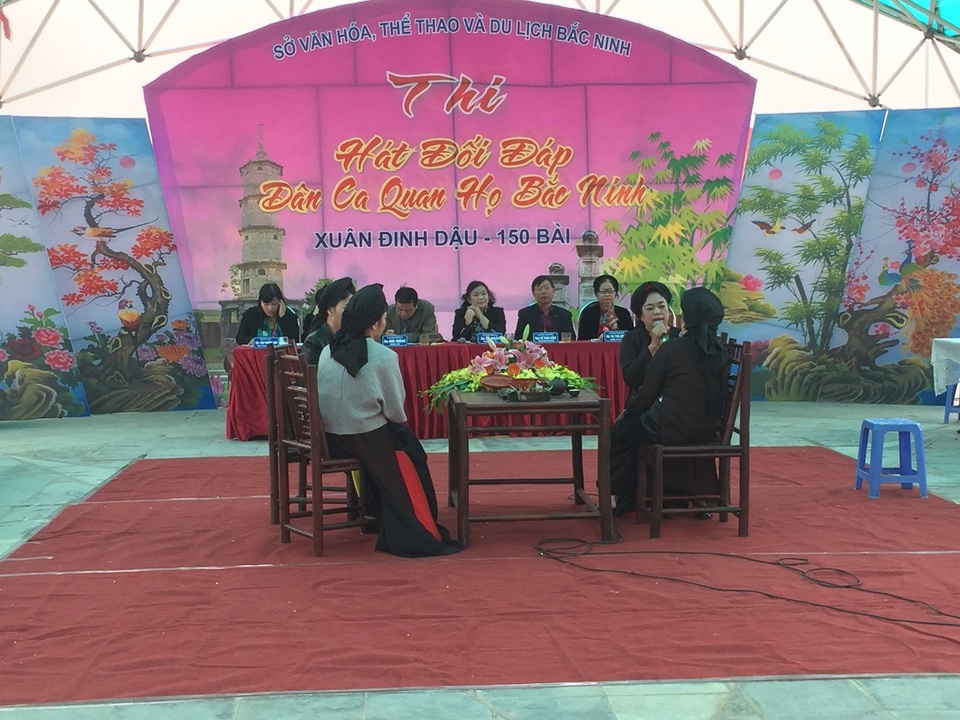 Khai mạc Hội thi hát Dân ca Quan họ, Hội Báo Xuân, Hội thi Sinh vật cảnh - 2 Các liền chị thi hát đối đáp.