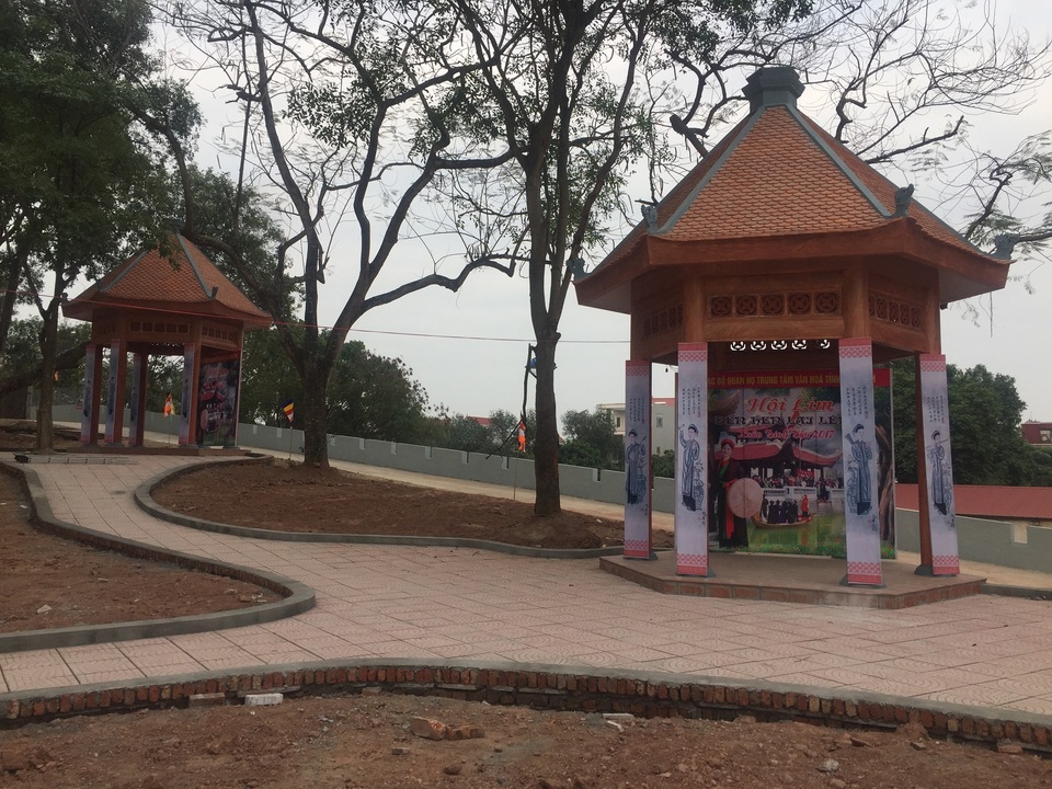 Lễ hội vùng Lim nghiêm cấm hát Quan họ “ngửa nón nhận tiền” - 1 Các chòi hát quan họ ở trung tâm đồi Lim vừa được hoàn thiện.