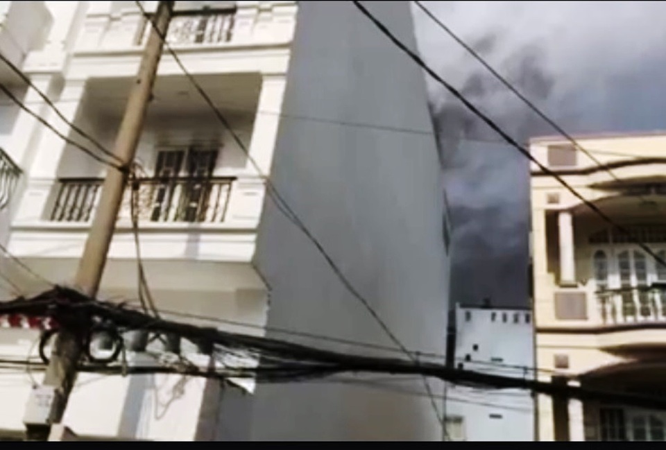 Liên tiếp xảy ra 3 vụ cháy chỉ trong buổi sáng - 4 Khói bốc lên nghi ngút từ phía sau khách sạn Ruby