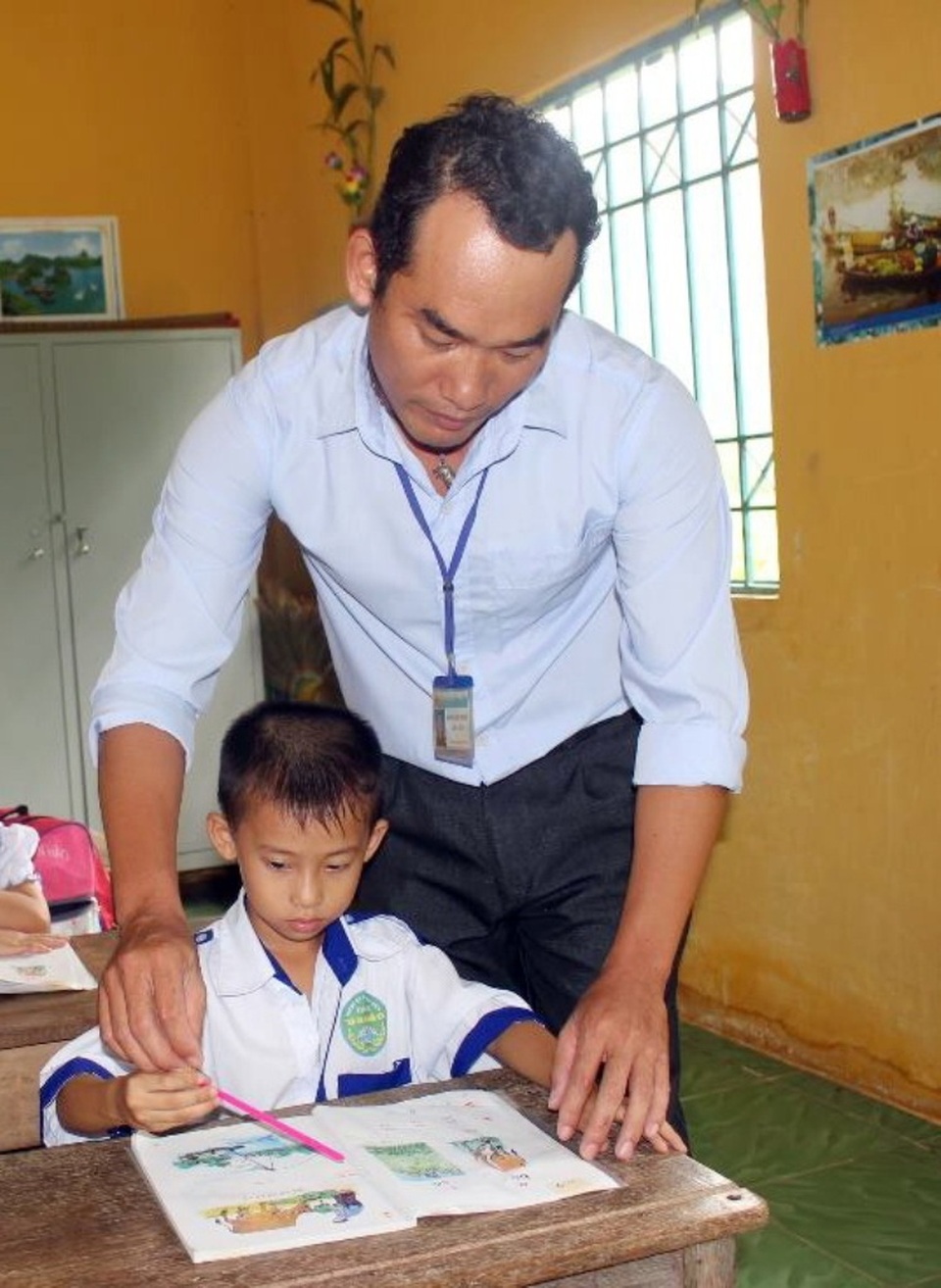 “Thầy giáo trẻ lấy tiền lương nuôi học trò nghèo” sắp có nhà mới - 1 Từ những đóng góp thầm lặng của thầy giáo Nguyễn Quốc Thắng, Bộ Giáo dục và đào tạo đã tặng bằng khen cho thầy nhân ngày 20/11.