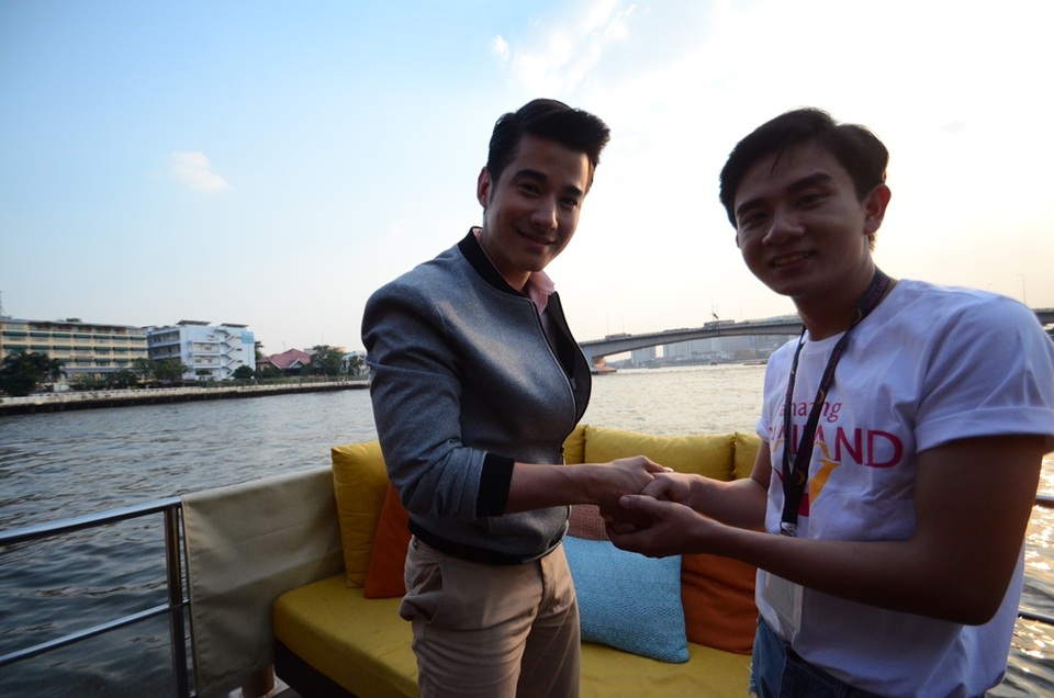 Tài tử “Tình người duyên ma” ấn tượng với người hâm mộ Việt - 3 Mario khá thân thiện bắt tay cùng bạn Thịnh, đến từ trường ĐH KH XH&NV TPHCM.