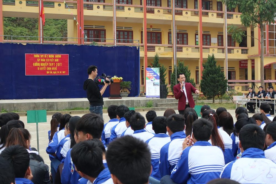 Tập đoàn CEO Việt Nam - Hành trình hướng nghiệp vùng cao đầy cảm xúc - 3 Hình ảnh doanh nhân Ngô Minh Tuấn trong buổi hướng nghiệp tại trường THPT Mường Khương 2