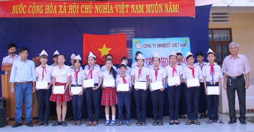 Trao 485 suất học bổng Grobest Việt Nam đến học sinh vùng lũ Bình Định – Phú Yên - 3 Đại diện Cty Cty TNHH Grobest Việt Nam trao học bổng cho học sinh nghèo trường THCS Canh Vinh