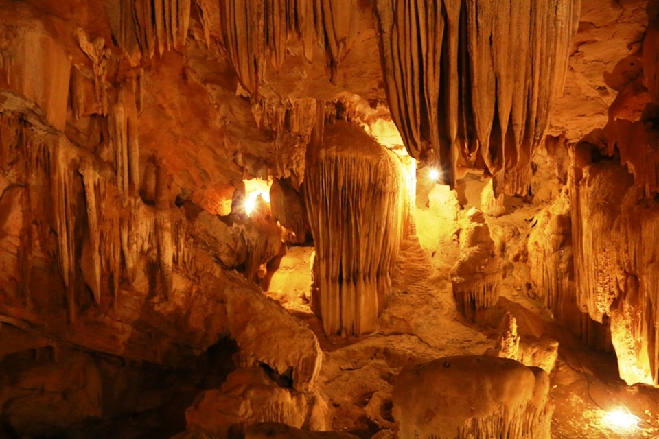 Động Vái Giời rộng khoảng 5.000m2, được chia thành 3 tầng ẩn chứa nhiều nhũ đá lung linh huyền ảo được ví như: “địa ngục, trần gian và thiên đường”.