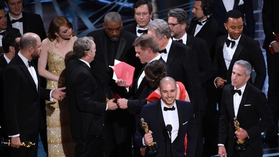 Hoa hậu Hoàn vũ sẽ giúp Oscar xử lý… “sự cố trao nhầm giải”? - 6 Sự lộn xộn khó tả trên sân khấu lễ trao giải Oscar sau sự cố... khó tin