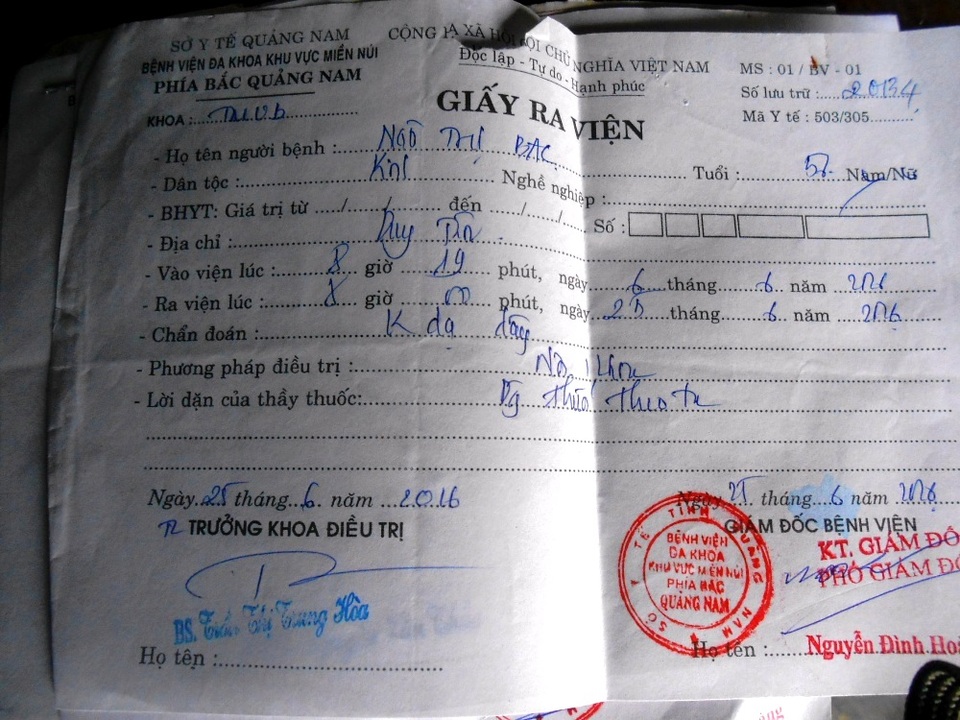 Xót xa cảnh mẹ già gồng gánh nuôi hai con bệnh tật - 2 Xót xa cảnh mẹ già gồng gánh nuôi hai con bệnh tật - 2