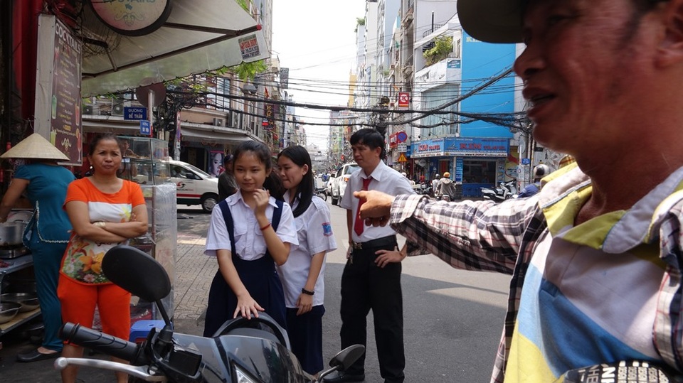 “Cuộc chiến” giành vỉa hè: Tâm sự của những gánh hàng rong - 3
Anh Quá chỉ tay về những đứa trẻ lớn lên bằng những gánh hàng rong của gia đình.