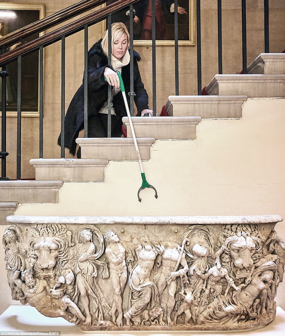 Quách cổ 1.800 năm tuổi trị giá 8 tỷ đồng bị đem làm… chậu hoa - 3 Sau khi được chuyên gia đồ cổ tư vấn, ban quản lý cung điện Blenheim đã “miễn nhiệm” cho chiếc quách khỏi nhiệm vụ làm chậu trồng hoa, chiếc quách giờ đây được lau sạch, đem vào trưng bày bên trong cung điện sau hàng thập kỷ dãi dầu mưa nắng.