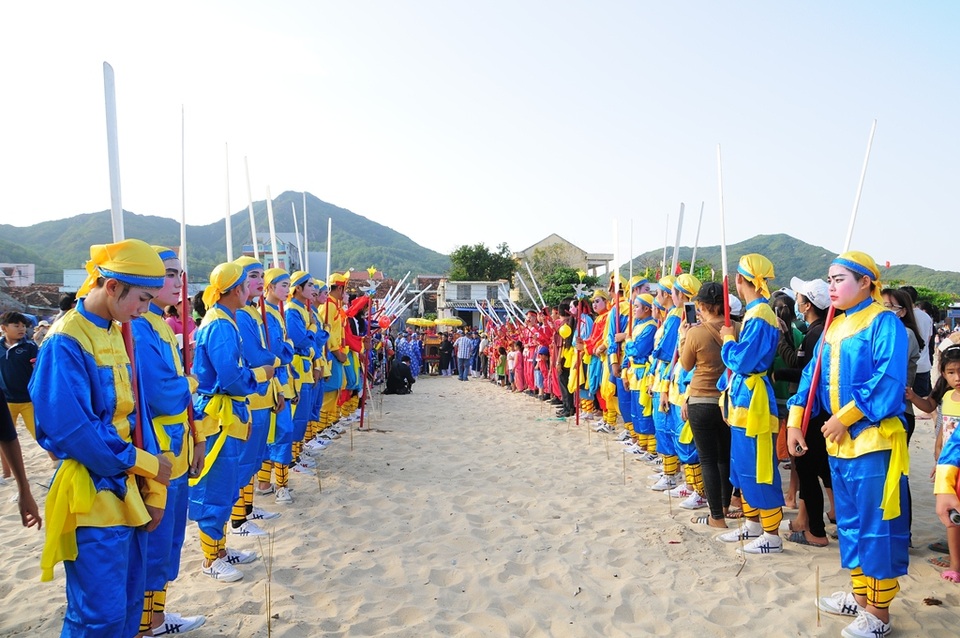 Đội bá trạo và Đội múa gươm hộ rước hầu thần