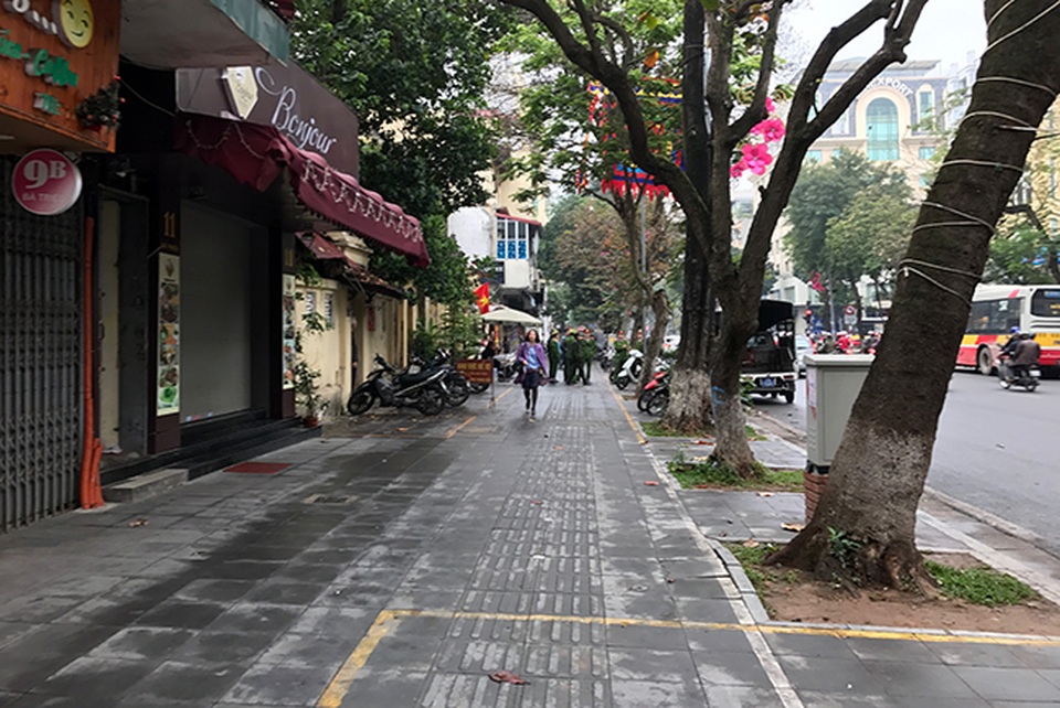 Hà Nội ra quân, người lấn chiếm vỉa hè nháo nhào chạy hàng - 11 Hà Nội ra quân, người lấn chiếm vỉa hè nháo nhào chạy hàng - 11