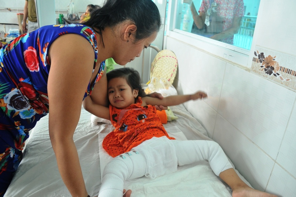 Thương bé 2 tuổi bỏng nặng vì ngã vào nồi bún đang sôi - 3 Do cháu bị bỏng ở những vùng nhạy cảm nên bé có nguy cơ nhiễm trùng cao, cần theo dõi và điều trị tích cực... Nhưng hoàn cảnh hiện tại của chị Mai thì vô cùng khó khăn