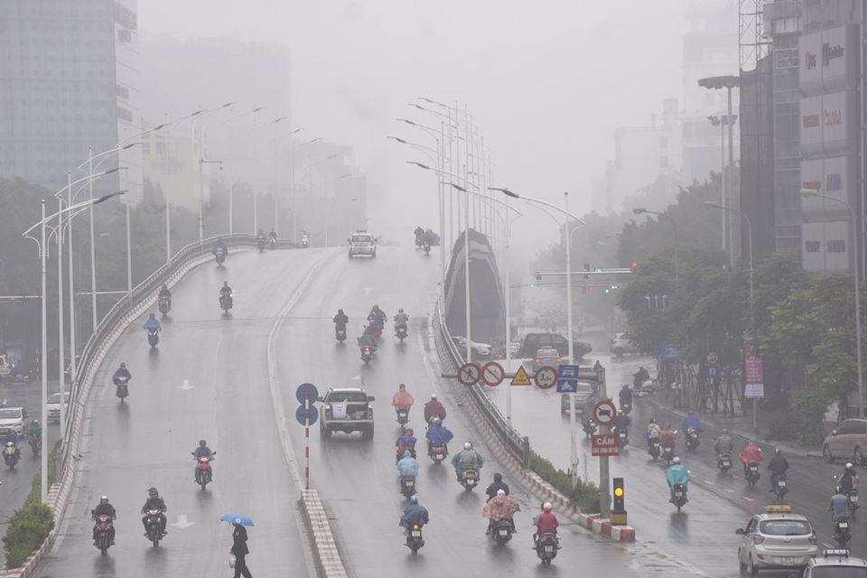 Buổi sáng Hà Nội mờ sương - 3 Lúc 9h trên đoạn cầu vượt Nguyễn Chí Thanh.