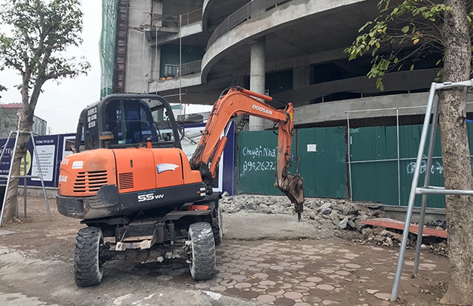 Hà Nội tăng cường cần cẩu, máy xúc "giải phóng" vỉa hè - 5
Quận Đống Đa tăng cường thêm 2 máy xúc phá dỡ hàng loạt công trình lấn chiếm vỉa hè đường Tây Sơn, Nguyễn Lương Bằng, Tôn Đức Thắng