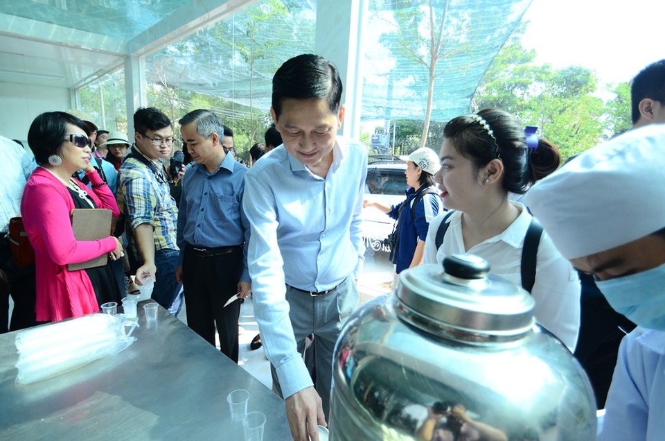 Cuối tuần về Củ Chi… bắn đạn thật - 3 Ông Trần Vĩnh Tuyến, Phó chủ tịch UBND TPHCM cùng các thành viên trong đoàn khảo sát đang dùng thử sản phẩm sữa từ trang trại.