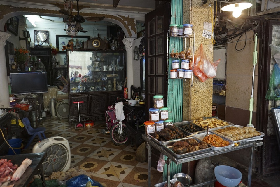 Chợ cóc Hà Nội trong chiến dịch dọn dẹp vỉa hè - 3
Khu chợ Hàng Bè (quận Hoàn Kiếm) đã được dọn dẹp để trả lại sự thông thoáng cho vỉa hè và lòng đường, nhưng không vì thế mà mất chợ. Hiện tại chợ vẫn họp và thu nhỏ quy mô.