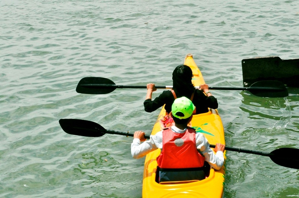 Đi thuyền Kayak vớt rác trên sông sẽ là một trải nghiệm thú vị cho du khách khi đến Hội An