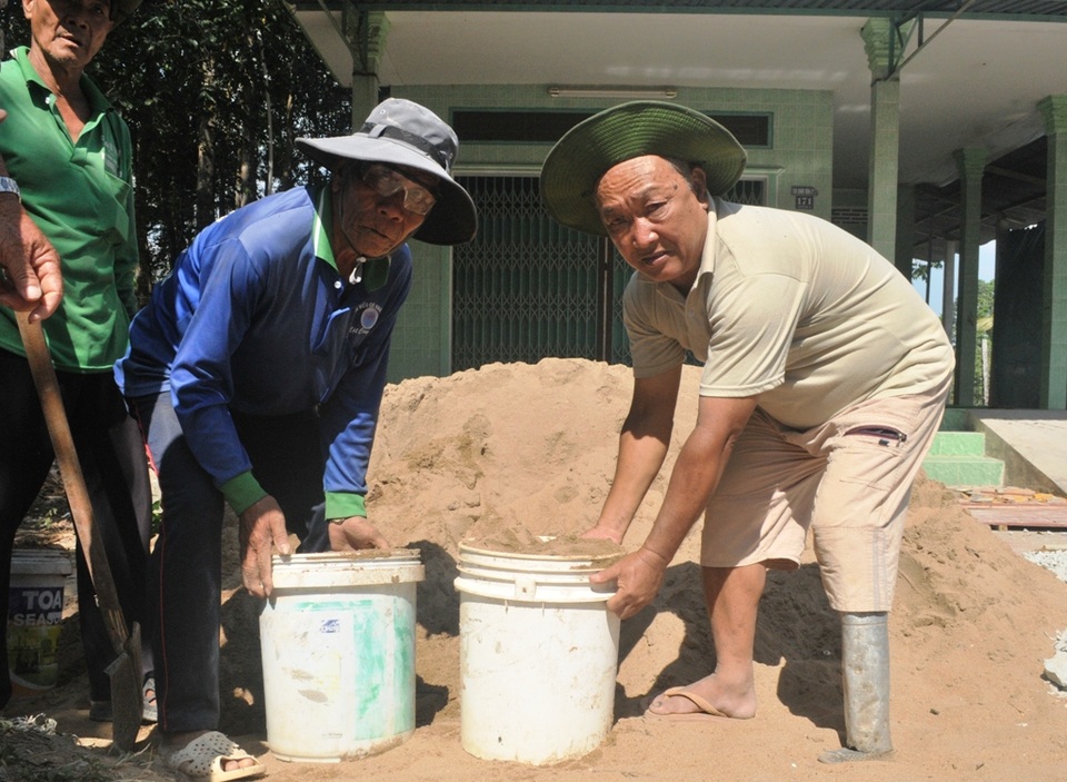 Những cụ ông 70 tuổi vác cát, bẻ sắt… xây cầu từ thiện - 3
Ông Trần Thành Tài (SN 1952) dù bị mất một chân vẫn tham gia xây cầu từ thiện của cụ Lộc mấy năm qua.