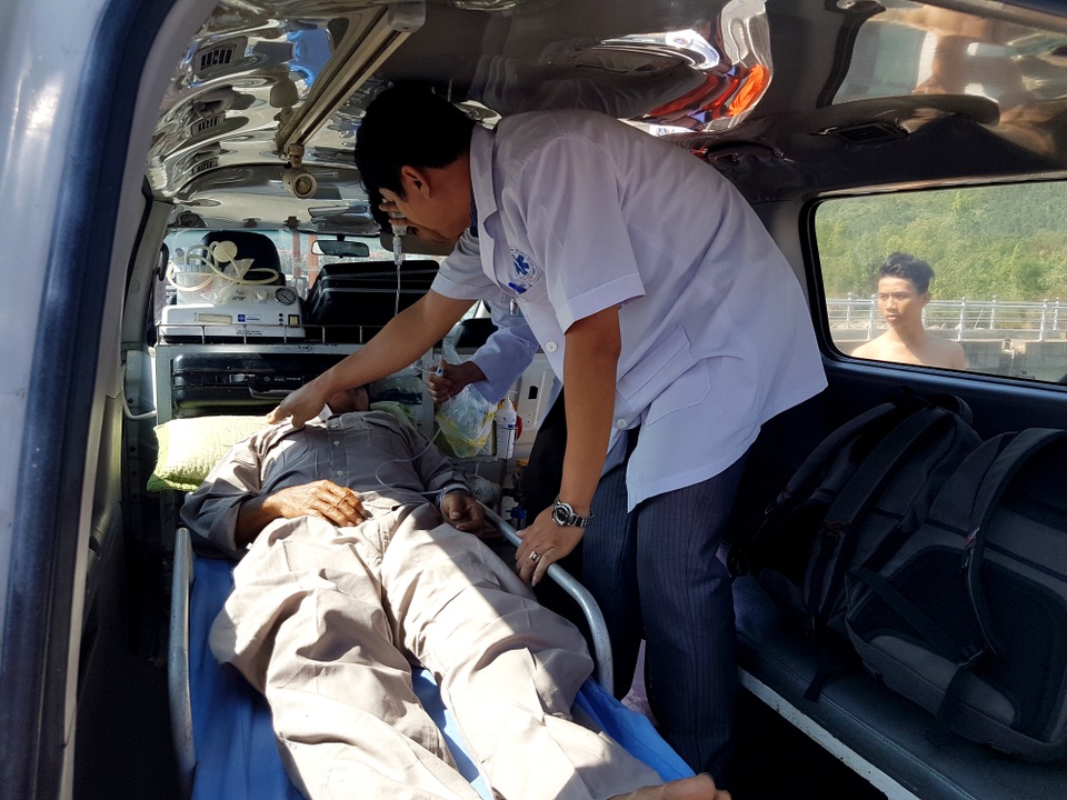 Vượt 400km, 2 ngư dân ốm nặng trên biển đã cập bờ an toàn - 3 Bác sĩ thăm khám bệnh nhân trên xe cấp cứu