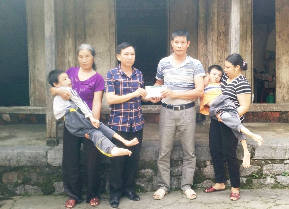 Hơn 53 triệu đồng đến với vợ chồng nghèo nuôi 2 con bại não - 1 Ông Nguyễn Minh Tương, Phó Chủ tịch UBND xã Trường Yên trao số tiền bạn đọc ủng hộ cho vợ chồng anh Phương, chị Nhung