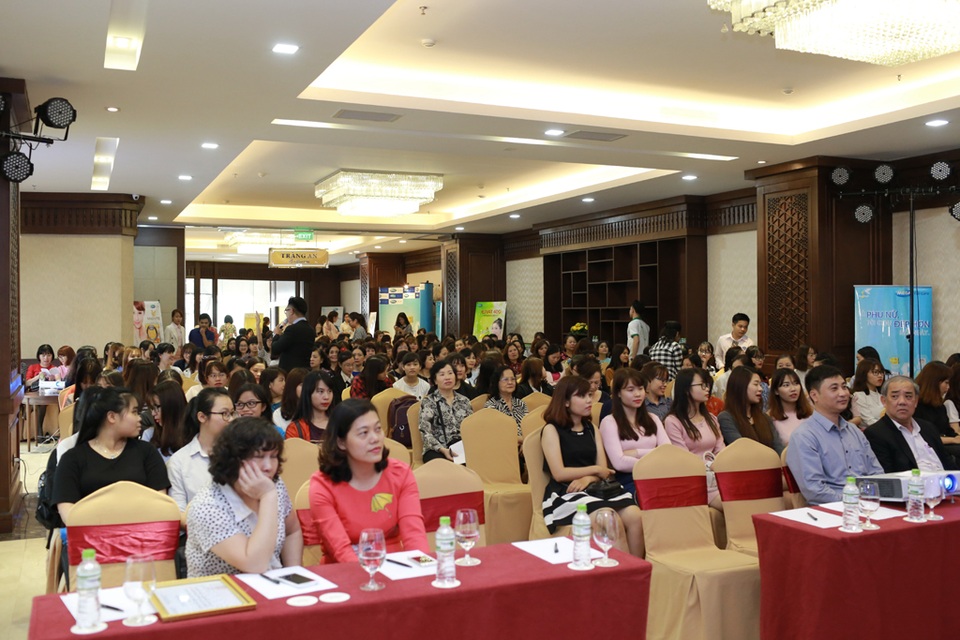 Hơn 1,200 chị em phụ nữ là các cán bộ, công chức, viên chức trên toàn khu vực đã tề tựu và có mặt từ rất sớm để cùng tham gia những hoạt động vô cùng ý nghĩa của chiến dịch.