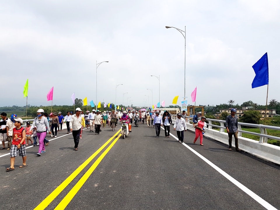 Khánh thành cầu Giao Thủy bắc qua sông Thu Bồn - 3 Người dân nô nức đi trên cây cầu nối đôi bờ sông Thu Bồn