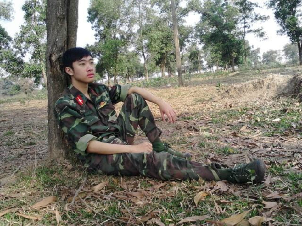 Thú vị chàng học viên quân sự chơi nhạc Sơn Tùng M-TP bằng bút bi - 1 Hoàng Đức Đạt