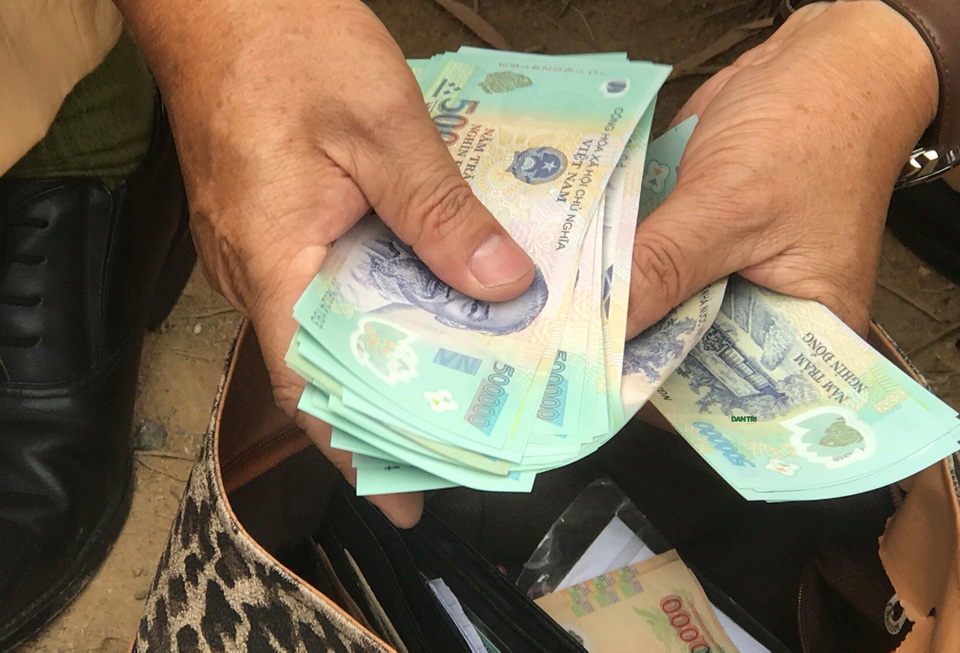 CSGT bắt đối tượng liên tục cướp tài sản ở cửa ngõ Sài Gòn - 4
Hàng chục triệu đồng mà tên cướp và đồng phạm giật của 1 người đi đường ở cửa ngõ Sài Gòn.