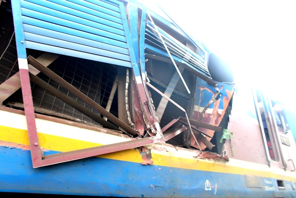 Tàu hỏa tông nát đầu xe tải, tài xế trọng thương - 3 Tàu SE1 bị hư hỏng phần đầu