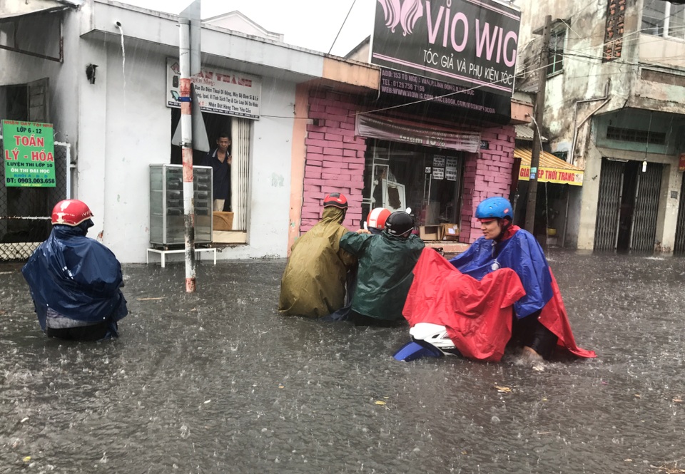 Mưa cực lớn, phía Đông Sài Gòn chìm trong biển nước - 10 Hàng loạt tuyến đường ở Thủ Đức chìm sâu trong biển nước khiến giao thông bị ùn ứ.