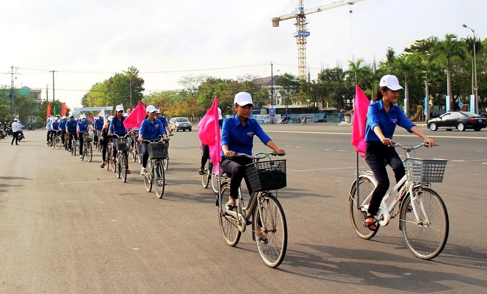 100 ngàn người thương vong do bom mìn còn sót sau chiến tranh - 3
Các em học sinh, sinh viên diễu hành đạp xe hưởng ứng ngày thế giới phòng chống bom mìn, 4/4