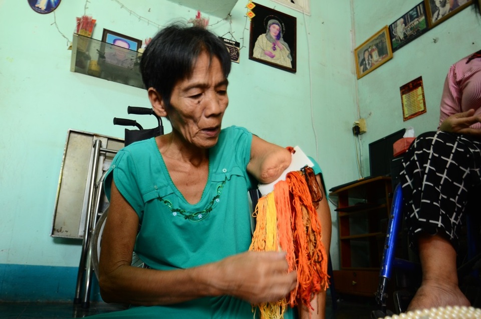 Tấm lòng vàng của nữ vận động viên khuyết tật - 3 Cô Tư chỉ giúp được việc phân loại nguyên liệu.