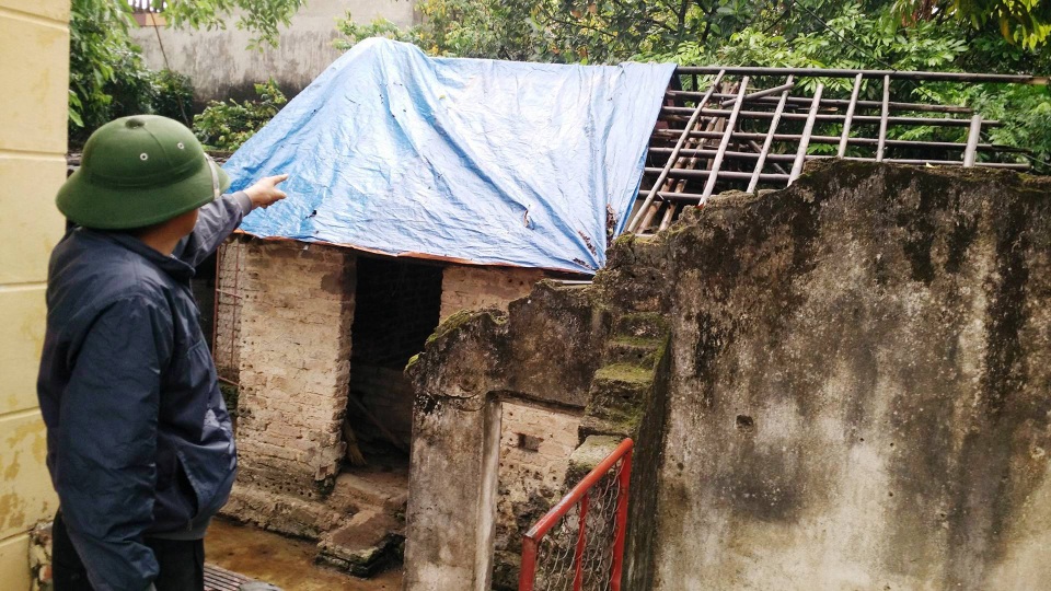 70 hộ dân gần chục năm khốn khổ sống "treo" ngay giữa thành phố! - 3 Nhà nuôi gia súc của gia đình ông Phú không còn ngói nhưng không dám sửa lại, chỉ che tạm tấm bạt.