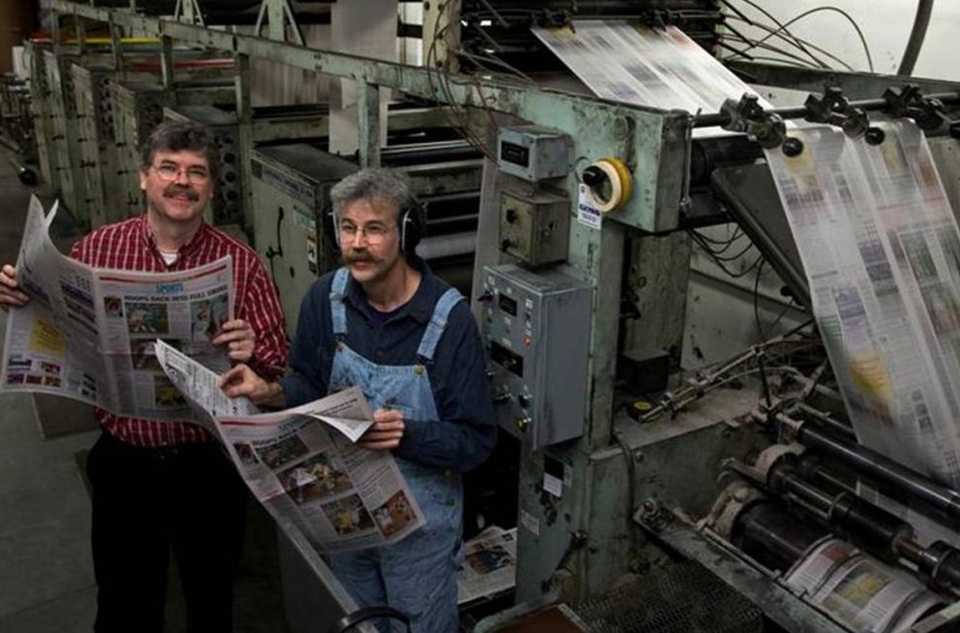 Kỳ lạ tờ báo chỉ có 5 nhân viên đoạt giải báo chí Mỹ - 1 Ông Art Cullen (phải) và người anh em trai - ông John Cullen (trái)