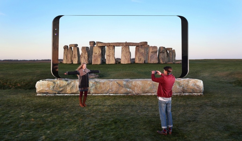 Samsung chi tiền tấn để quảng cáo, gọi Galaxy S8 là “giấc mơ” - 2 Mô hình được Samsung dựng lên tại kỳ quan thiên nhiên bãi đá Stonehenge.